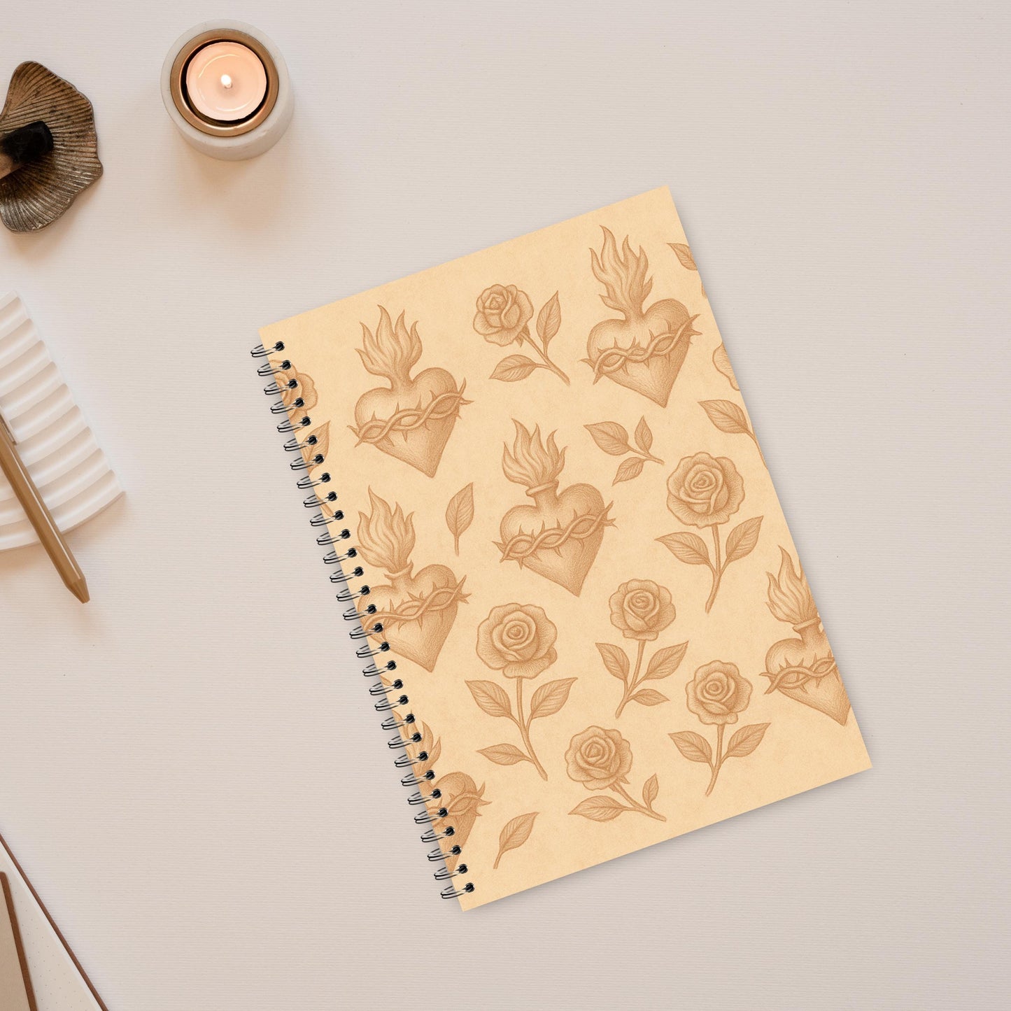 Warm parchment-style background with soft rose-gold undertones / Fondo estilo pergamino con matices suaves en oro rosa.