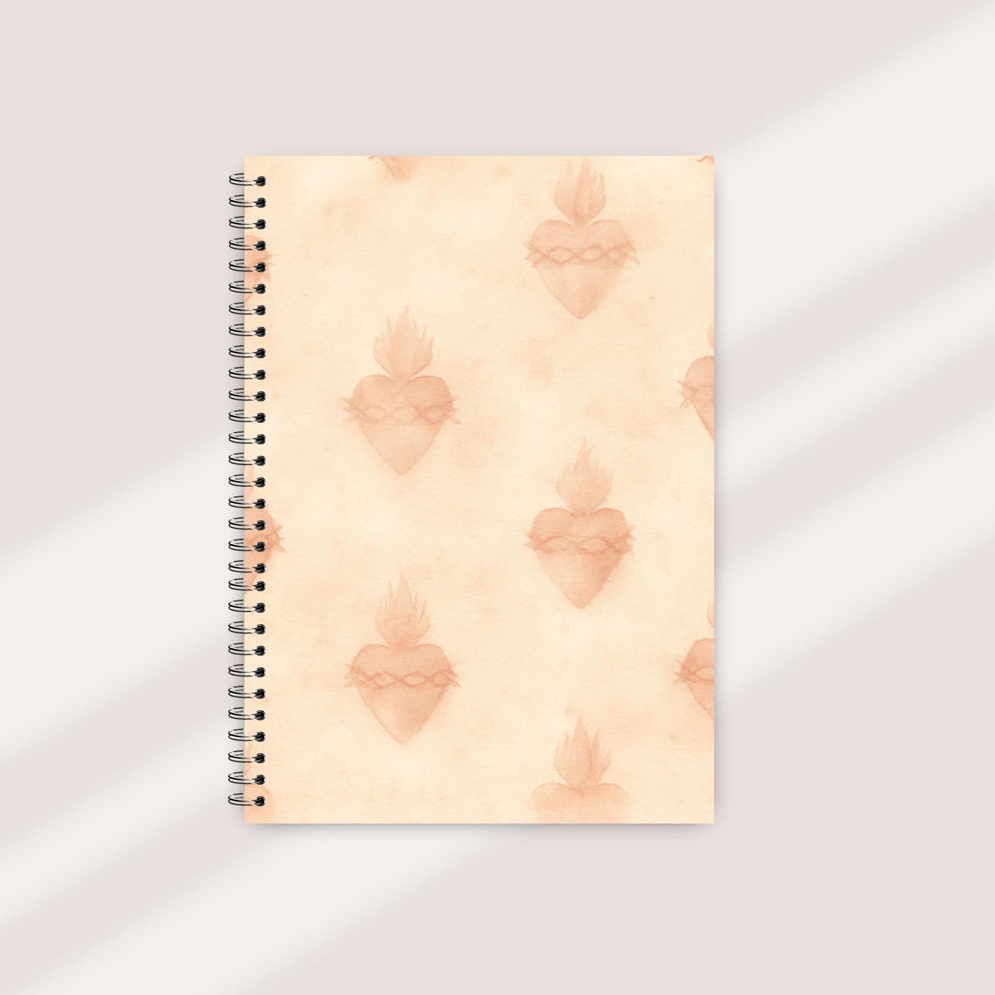 Muted rose watercolor texture paper with gentle marbled softness / Fondo acuarela rosa apagado con textura marmoleada suave.