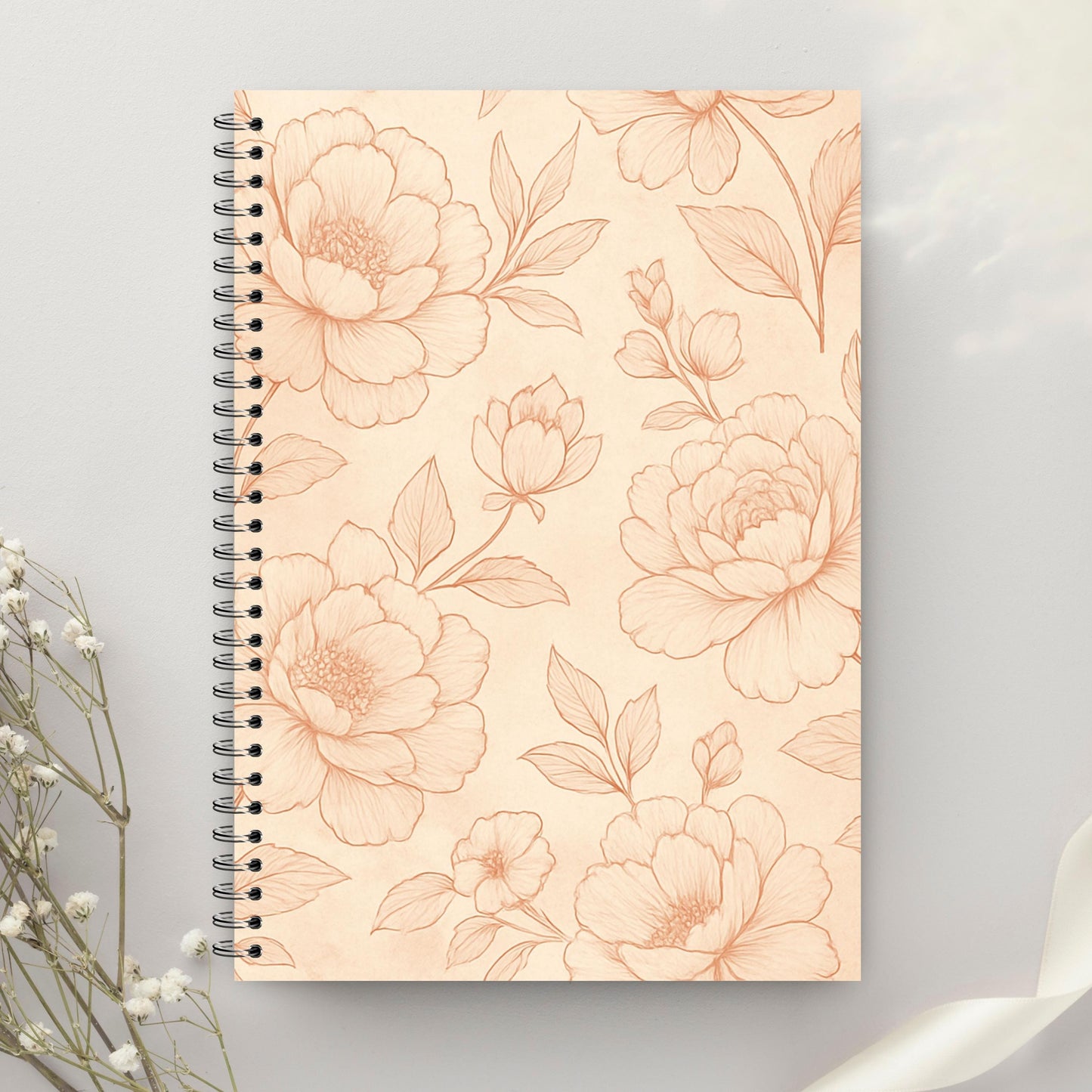 Rose-gold peony floral illustration pattern on vintage-style background / Patrón de peonías en oro rosa sobre fondo estilo vintage.