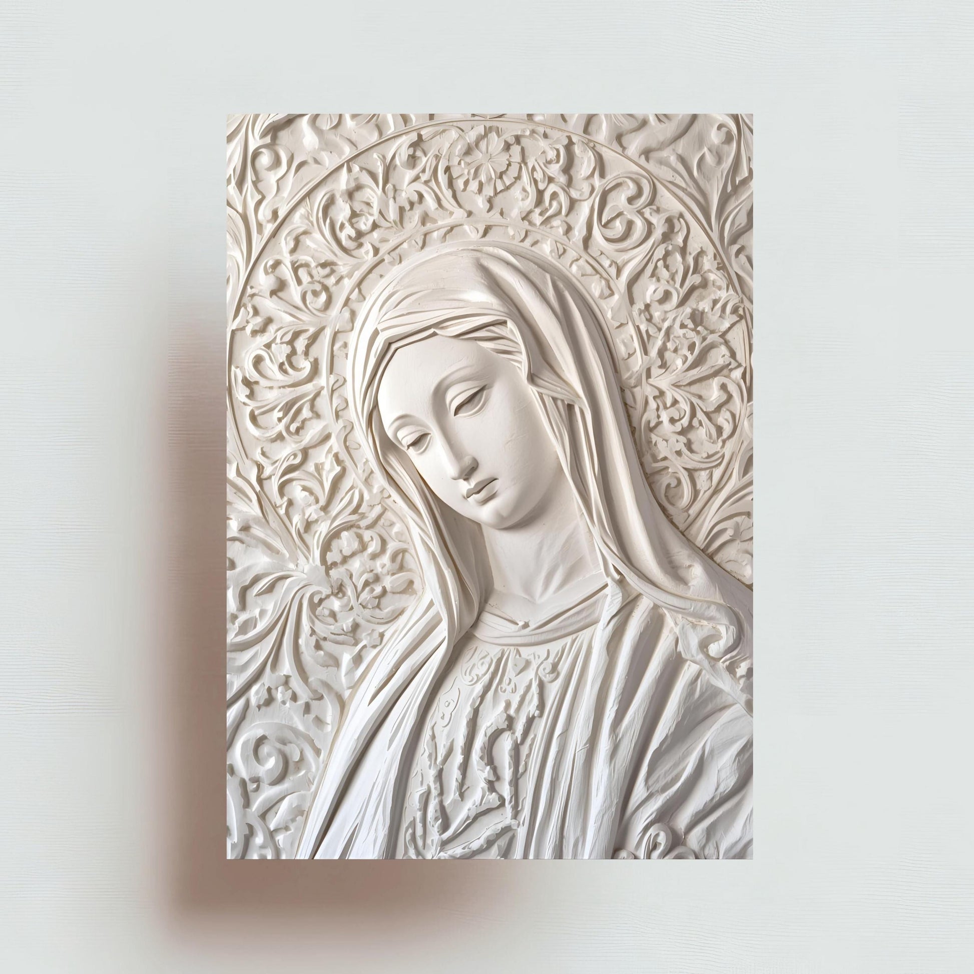 Minimalist Virgin Mary carved design / Diseño minimalista tallado de la Virgen