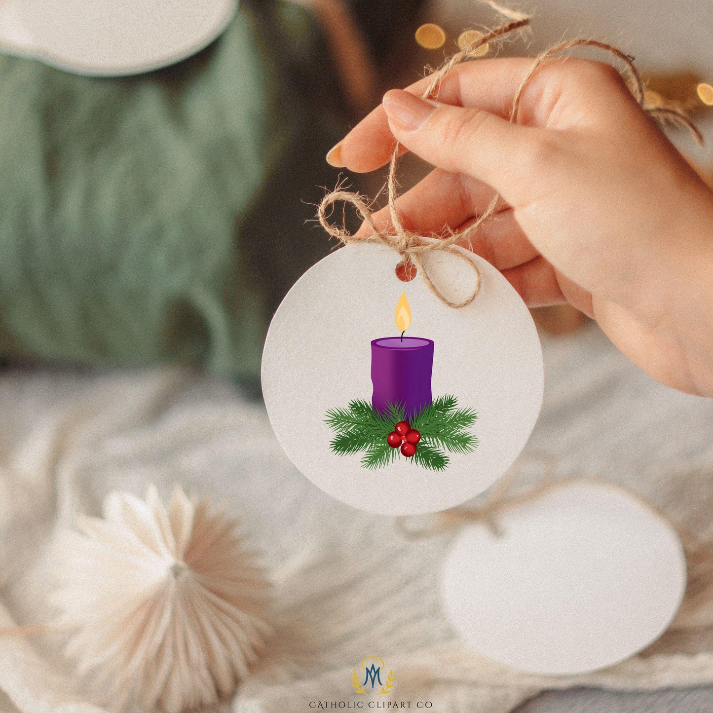 Four Advent candles with greenery • Cuatro velas de Adviento con follaje