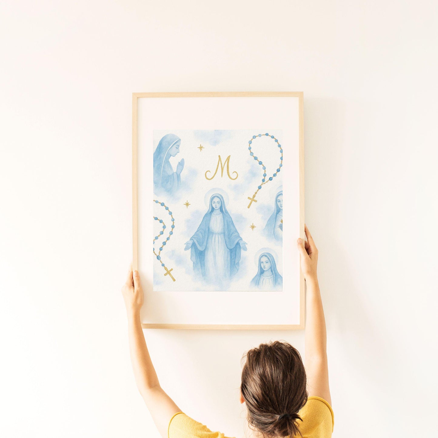 “Gold Auspice M monogram with watercolor Mary figures around it”
“Monograma dorado Auspice M con figuras de María en acuarela”