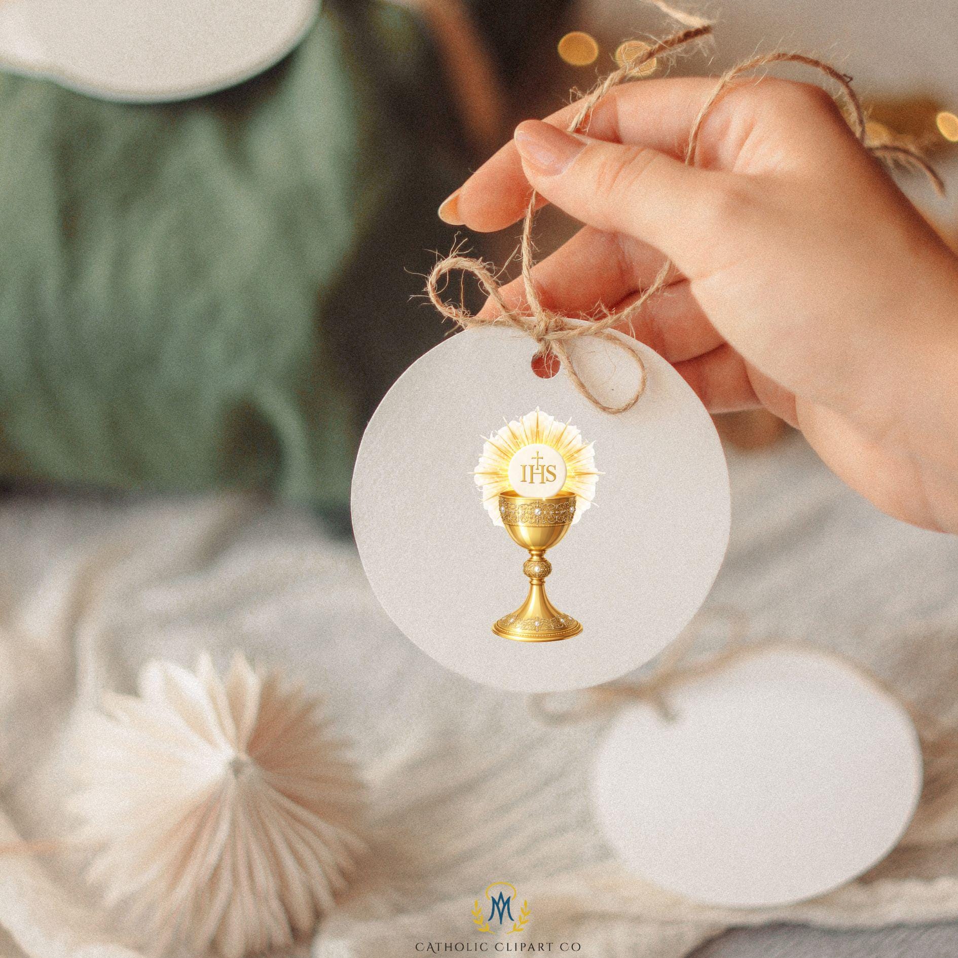 Elegant Catholic Eucharistic clipart with gold chalice and sacred host
Clipart eucarístico católico elegante con cáliz dorado y hostia sagrada